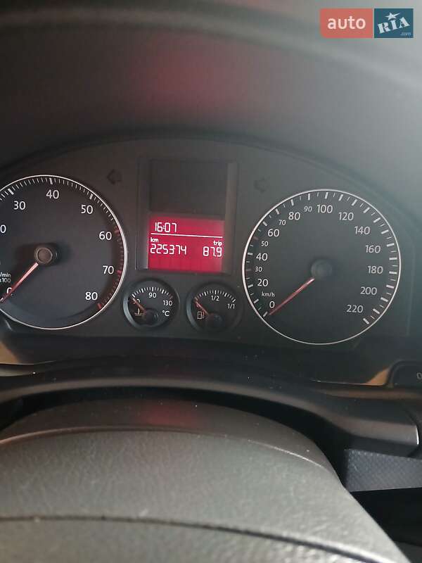 Хэтчбек Volkswagen Golf 2004 в Черновцах