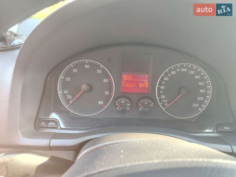 Хетчбек Volkswagen Golf 2004 в Благовіщенську