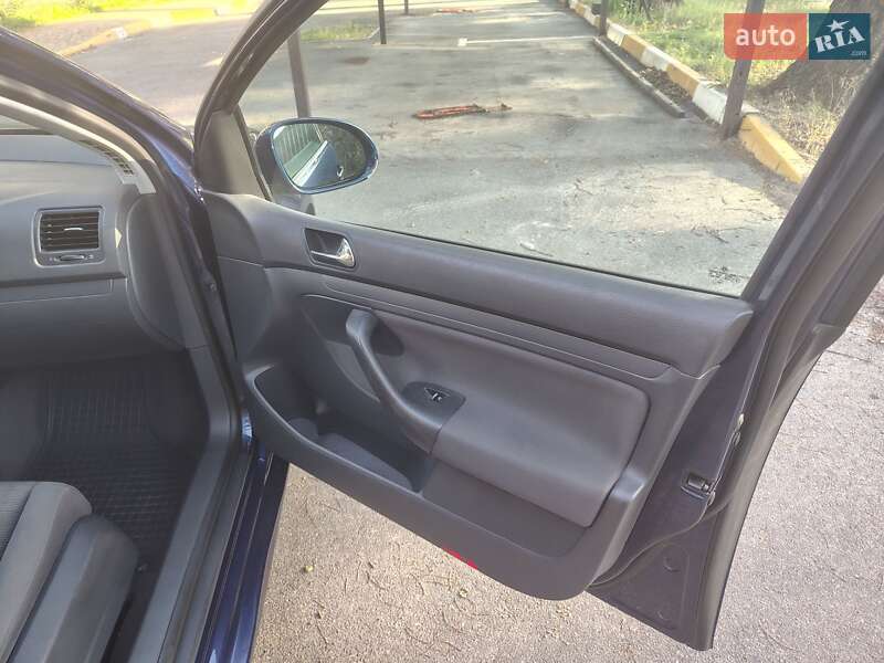 Хетчбек Volkswagen Golf 2004 в Благовіщенську