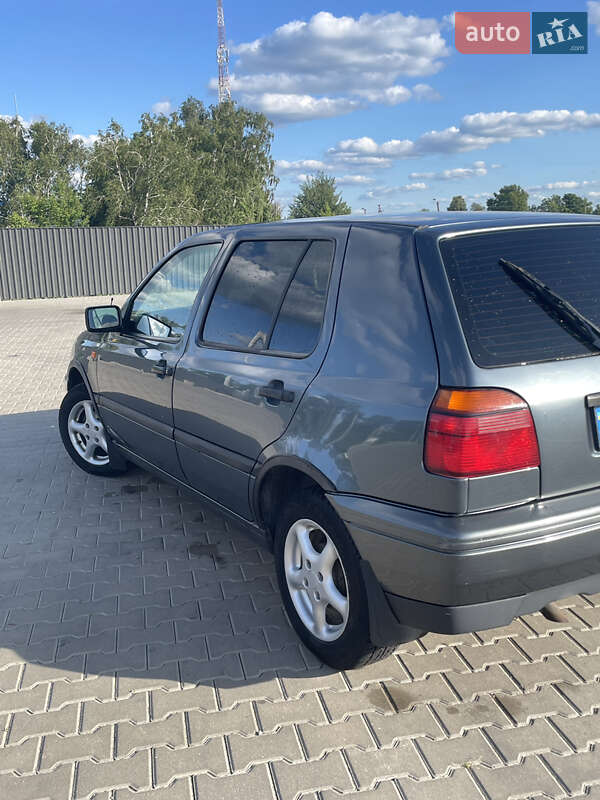Хэтчбек Volkswagen Golf 1995 в Кагарлыке