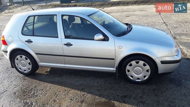 Хэтчбек Volkswagen Golf 2002 в Киеве