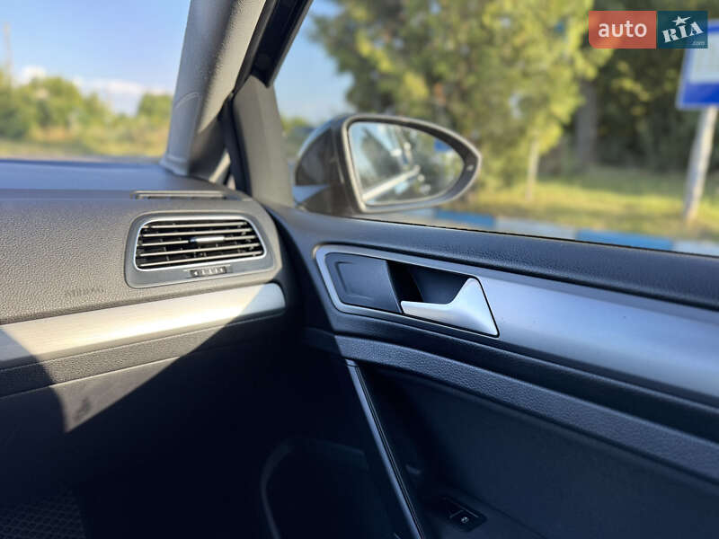 Хэтчбек Volkswagen Golf 2013 в Львове