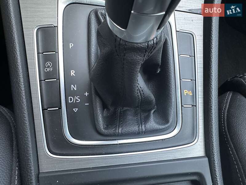 Хэтчбек Volkswagen Golf 2015 в Киеве