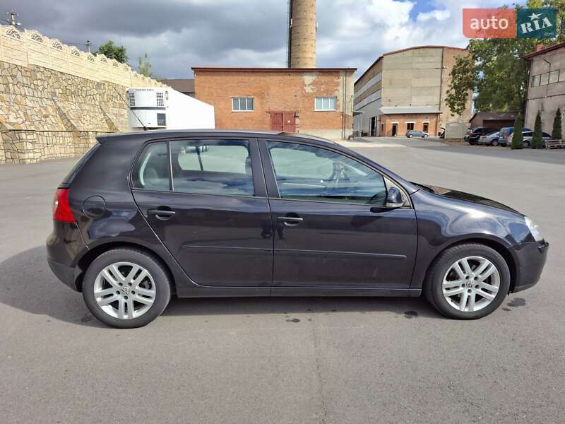 Хэтчбек Volkswagen Golf 2006 в Могилев-Подольске