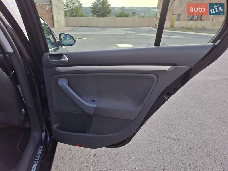 Хэтчбек Volkswagen Golf 2006 в Могилев-Подольске