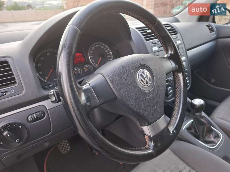 Хэтчбек Volkswagen Golf 2006 в Могилев-Подольске