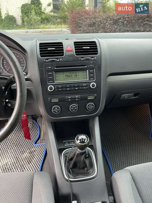 Хэтчбек Volkswagen Golf 2005 в Виннице