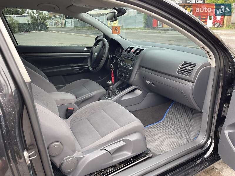 Хэтчбек Volkswagen Golf 2005 в Виннице