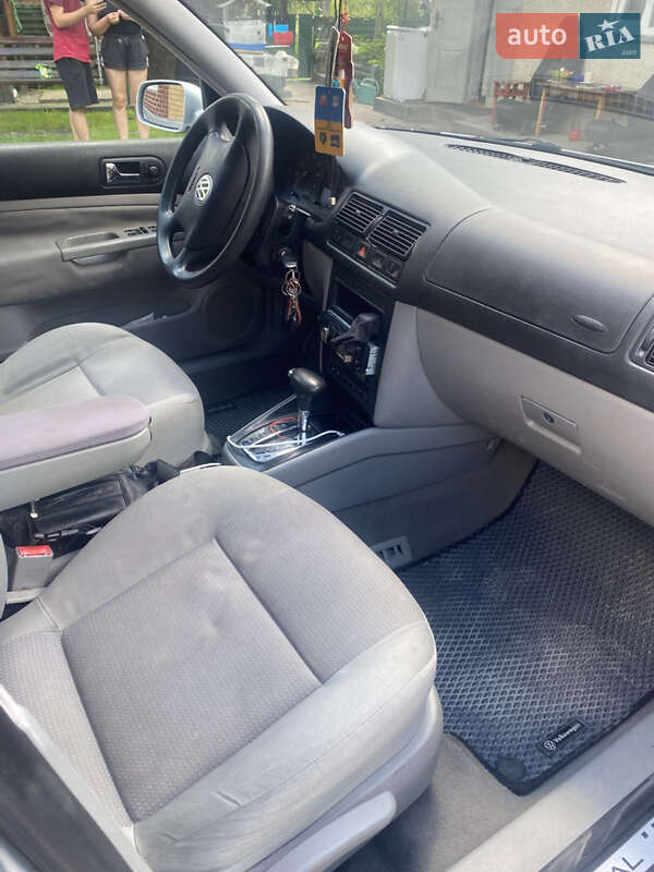 Хетчбек Volkswagen Golf 2002 в Почаєві