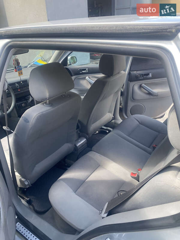 Хетчбек Volkswagen Golf 2002 в Почаєві