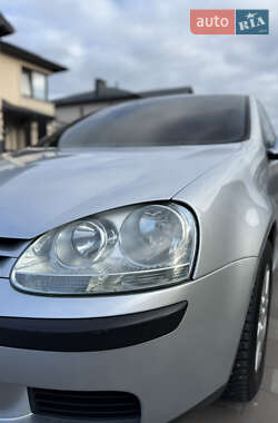 Хетчбек Volkswagen Golf 2004 в Києві