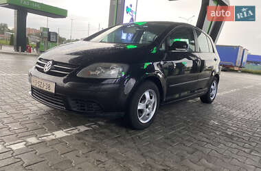 Хетчбек Volkswagen Golf 2005 в Стрию