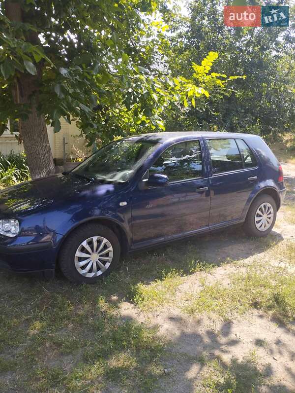 Хэтчбек Volkswagen Golf 2002 в Корсуне-Шевченковском
