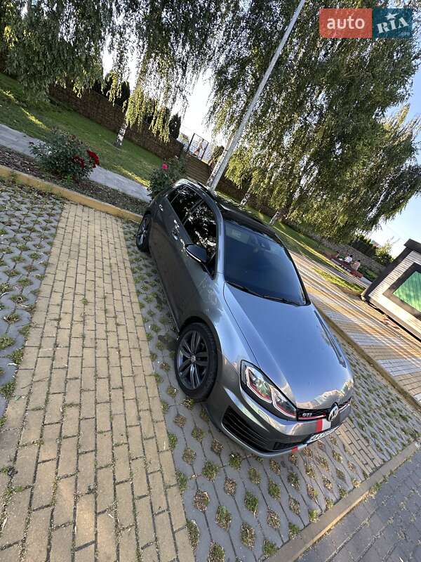 Хетчбек Volkswagen Golf 2015 в Києві