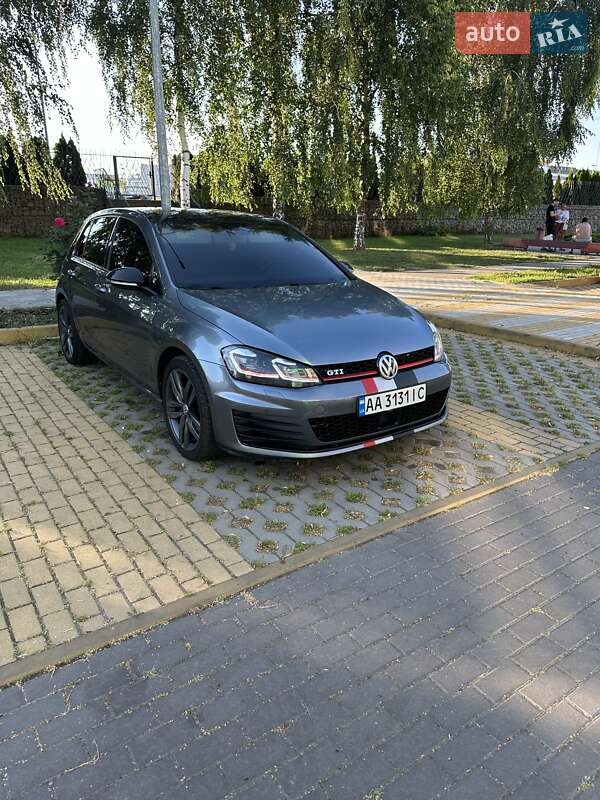 Хетчбек Volkswagen Golf 2015 в Києві