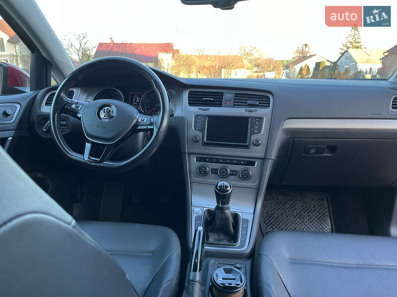 Хетчбек Volkswagen Golf 2016 в Чернівцях