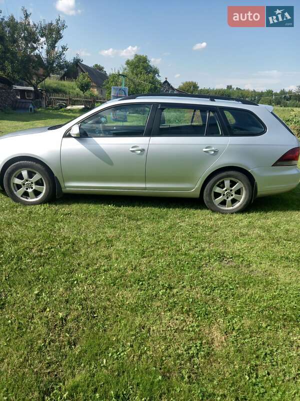 Універсал Volkswagen Golf 2012 в Острозі