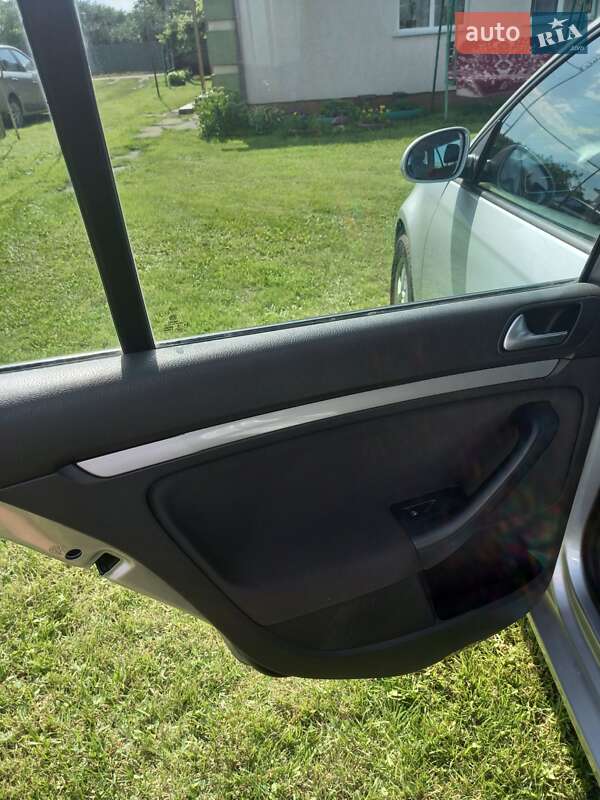 Універсал Volkswagen Golf 2012 в Острозі