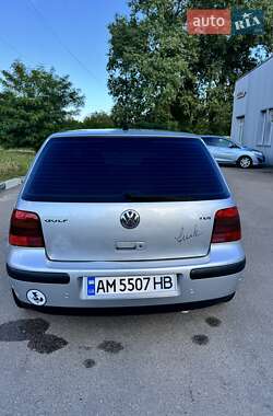 Хэтчбек Volkswagen Golf 2001 в Коростене