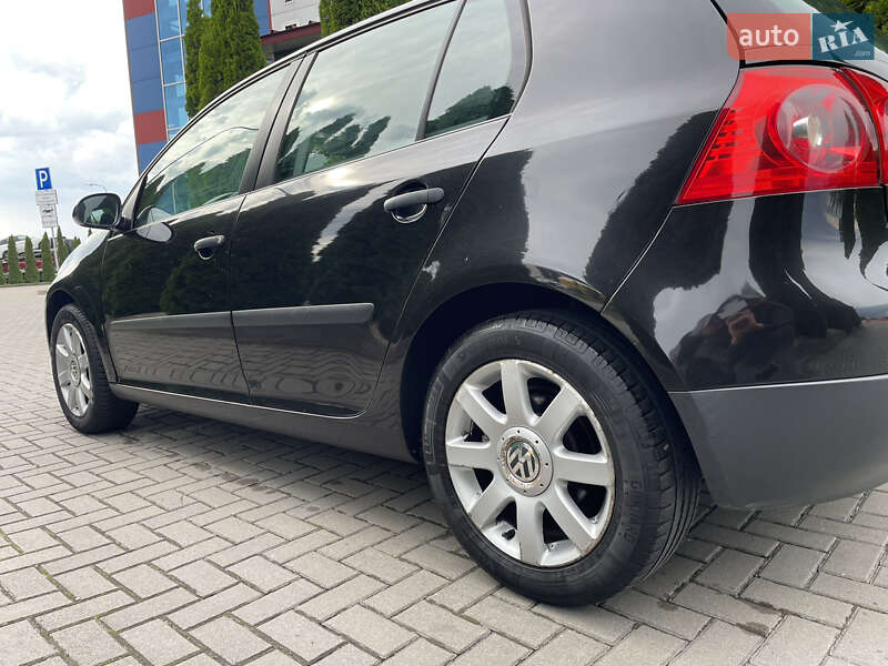 Хэтчбек Volkswagen Golf 2003 в Городке