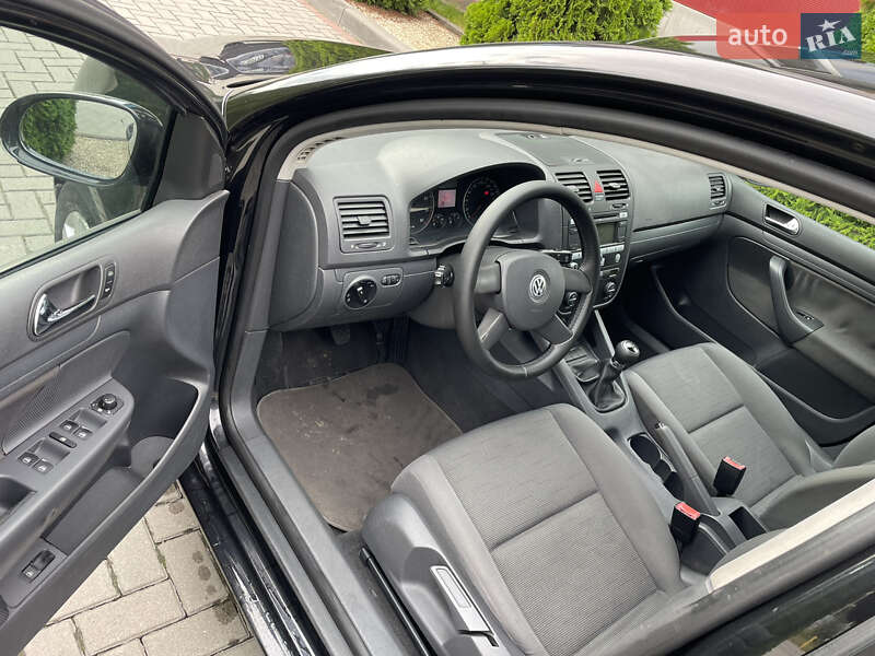 Хэтчбек Volkswagen Golf 2003 в Городке