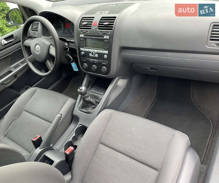 Хэтчбек Volkswagen Golf 2003 в Городке