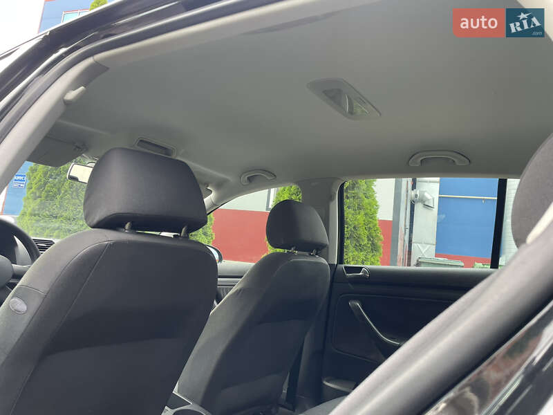 Хэтчбек Volkswagen Golf 2003 в Городке