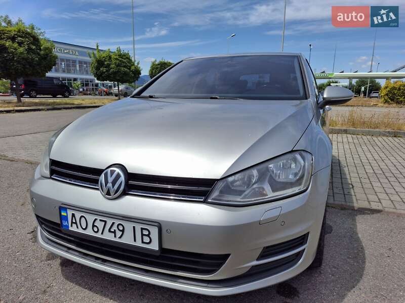 Хэтчбек Volkswagen Golf 2012 в Тячеве