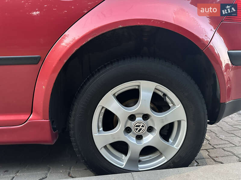 Хетчбек Volkswagen Golf 2003 в Львові