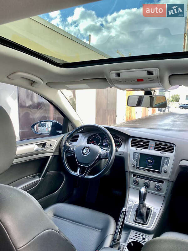Хэтчбек Volkswagen Golf 2017 в Киеве