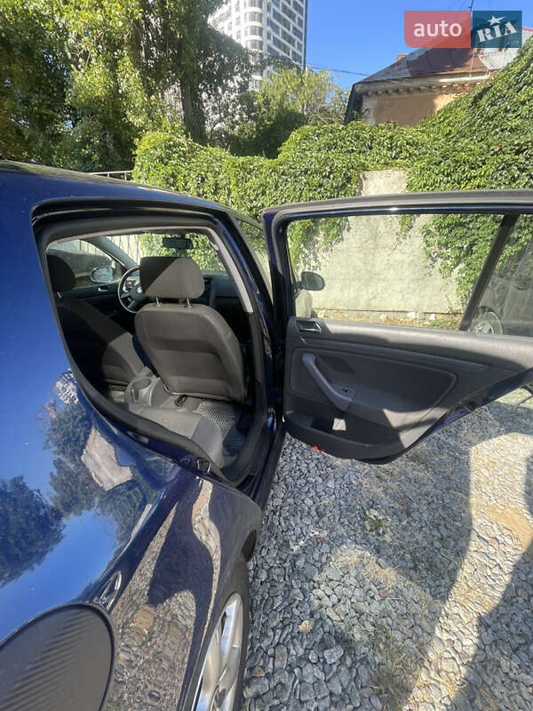 Хэтчбек Volkswagen Golf 2004 в Одессе