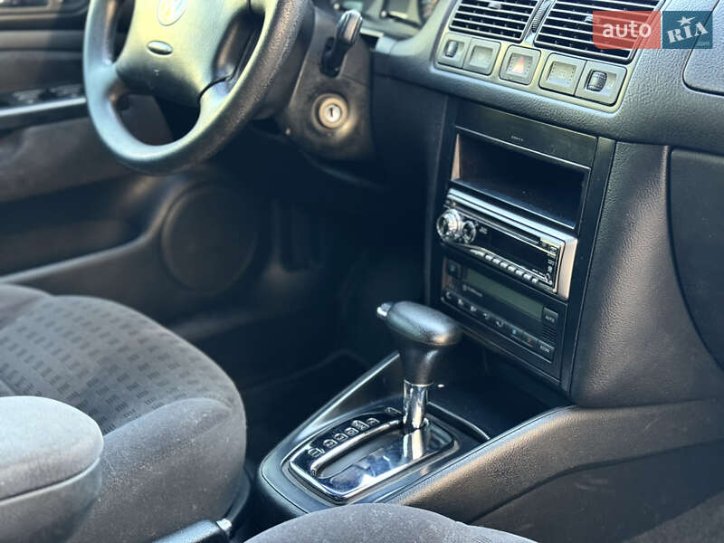 Хетчбек Volkswagen Golf 2001 в Вінниці