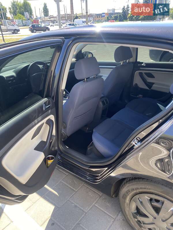 Хэтчбек Volkswagen Golf 2005 в Черкассах