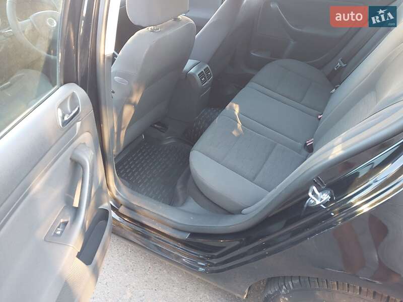 Хетчбек Volkswagen Golf 2005 в Сумах