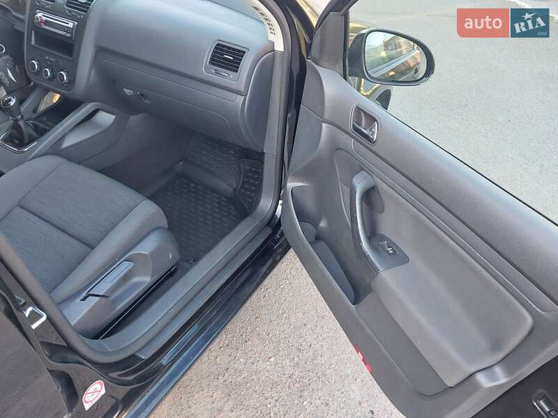 Хетчбек Volkswagen Golf 2005 в Сумах