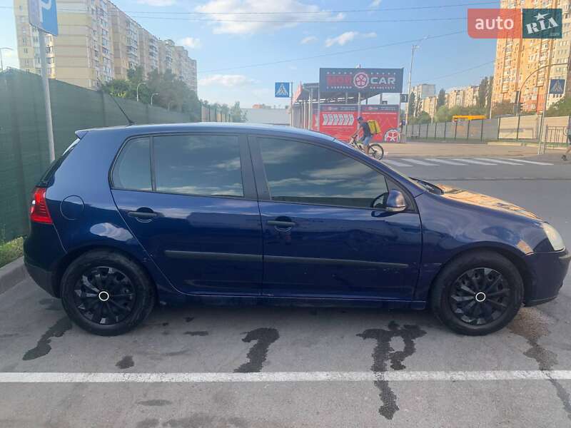 Хэтчбек Volkswagen Golf 2005 в Киеве