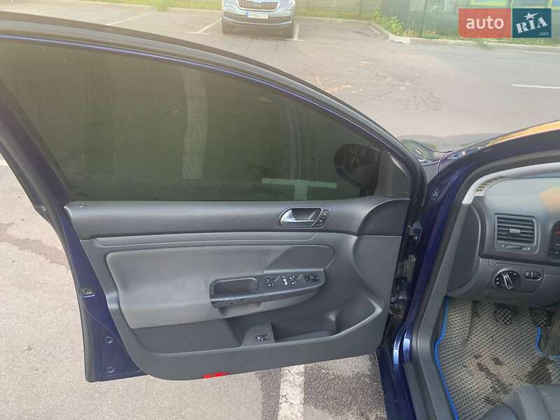 Хэтчбек Volkswagen Golf 2005 в Киеве