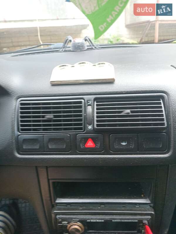 Хетчбек Volkswagen Golf 2002 в Рівному