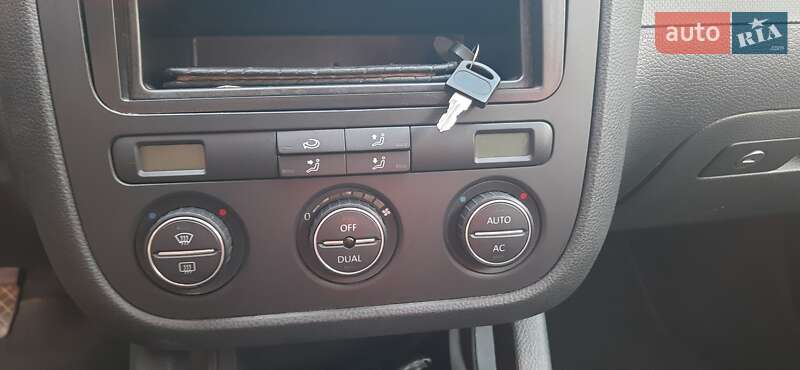 Хетчбек Volkswagen Golf 2008 в Новомосковську