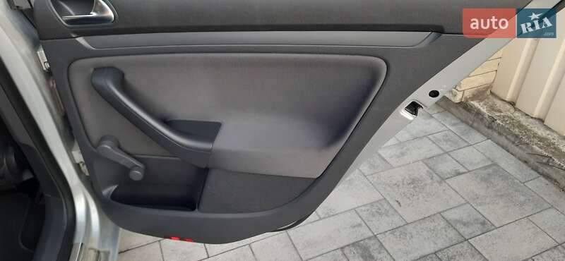 Хетчбек Volkswagen Golf 2008 в Новомосковську