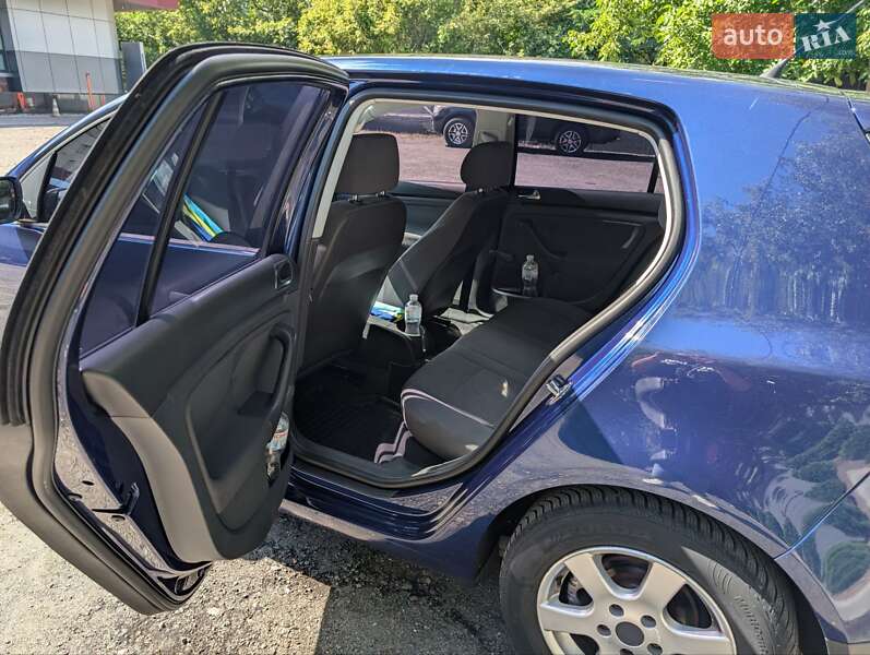 Хэтчбек Volkswagen Golf 2005 в Киеве