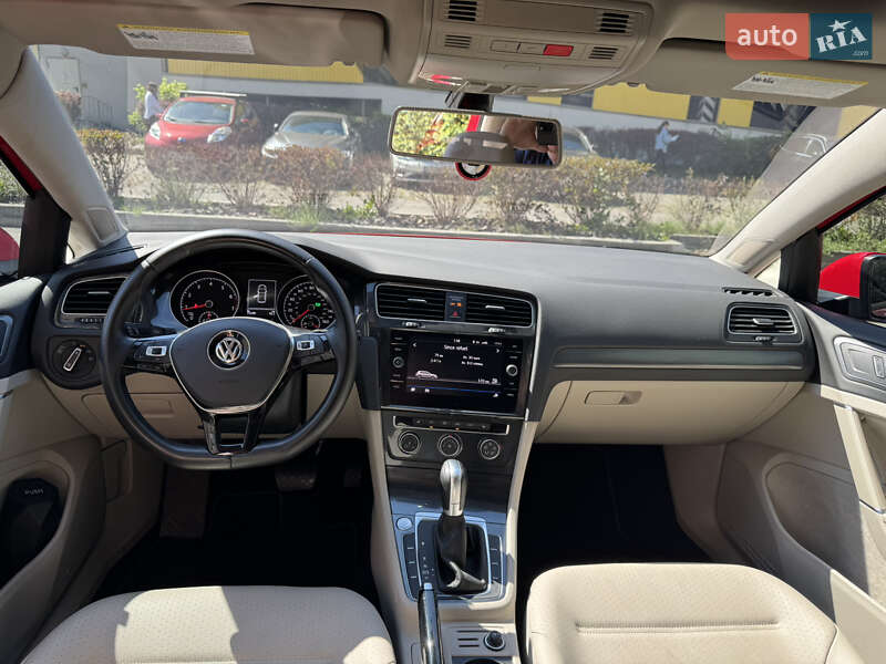 Хетчбек Volkswagen Golf 2017 в Києві