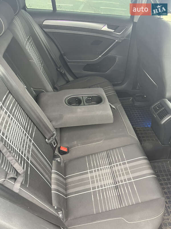 Универсал Volkswagen Golf 2016 в Ужгороде