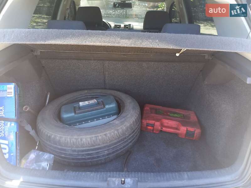 Хетчбек Volkswagen Golf 2004 в Кривому Розі