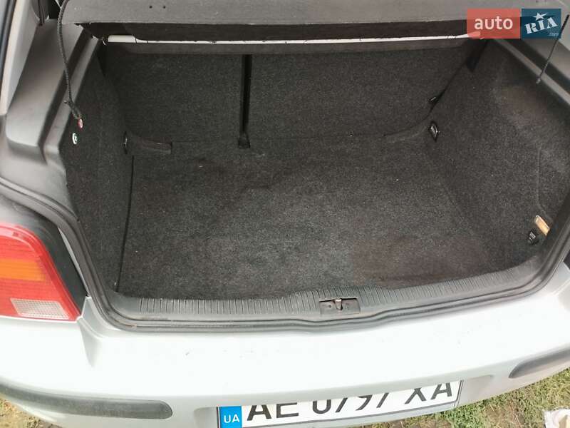 Хетчбек Volkswagen Golf 2000 в Дніпрі