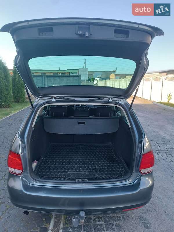 Універсал Volkswagen Golf 2011 в Золочеві