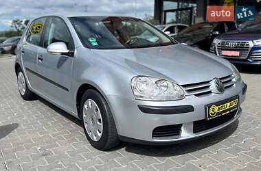 Хэтчбек Volkswagen Golf 2005 в Черновцах