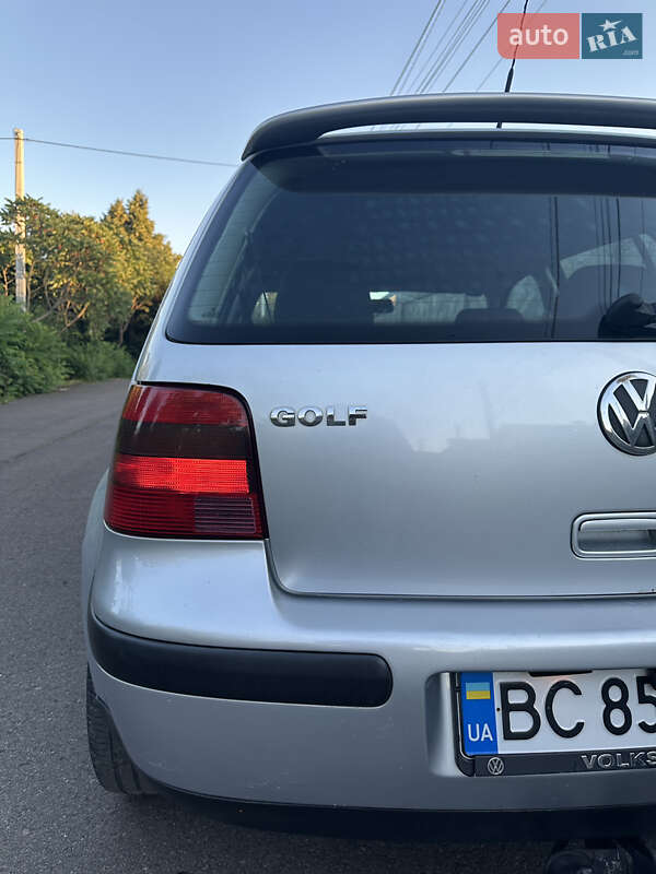 Хетчбек Volkswagen Golf 2001 в Львові