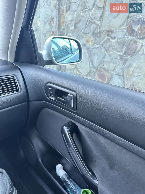 Хетчбек Volkswagen Golf 2001 в Львові