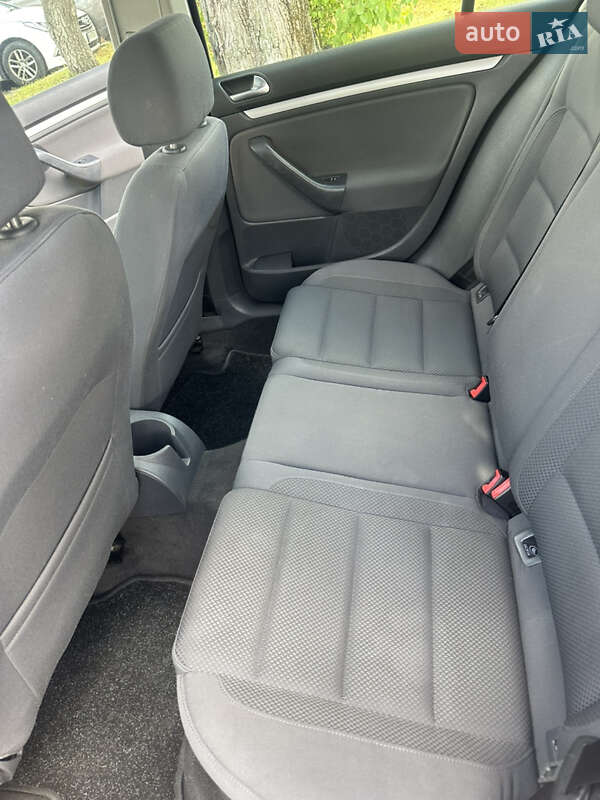 Хетчбек Volkswagen Golf 2005 в Києві